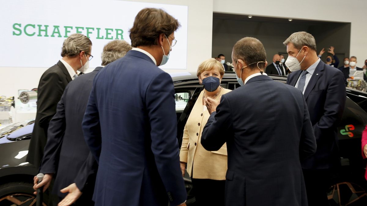 Mnichovský autosalon je podle Merkelové ukázkou propojení ekologie a automobilového průmyslu